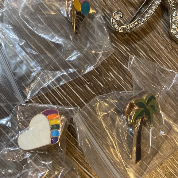 Set of 12 pins - Picture 4 of 5